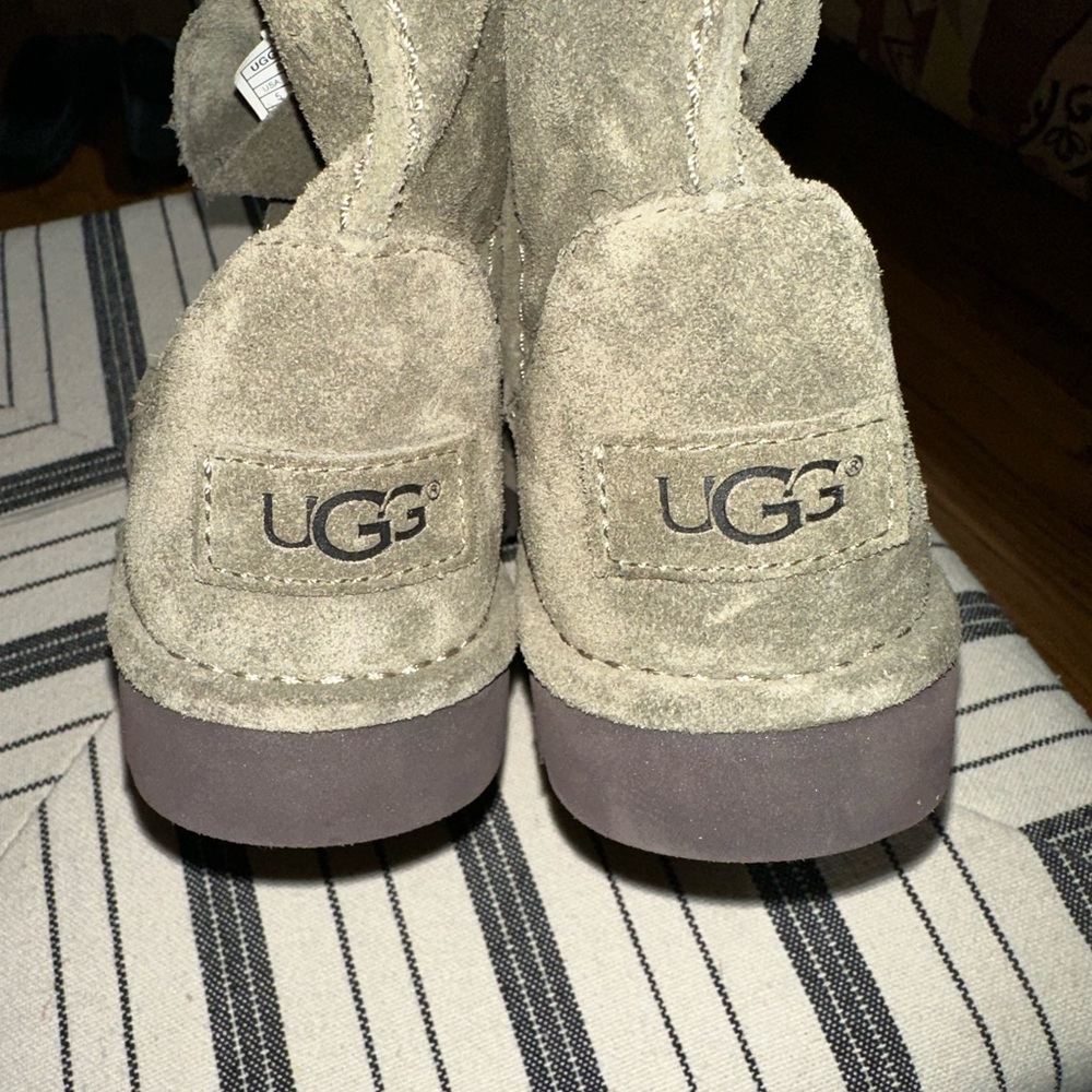 Ugg boots sz-5. Suede Olive